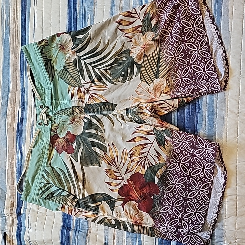 Mens Vissla boards shorts size 33